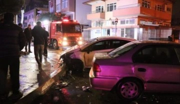Sakarya'da iki otomobil kavşakta çarpıştı: 4 yaralı