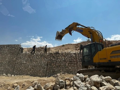 Sıcaklara rağmen Siirt-Şirvan-Pervari yolunda hummalı &ccedil;alışma...