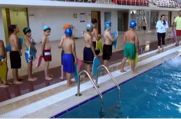 Sıcaktan bunalan çocuklar yüzme havuzlarında serinliyor