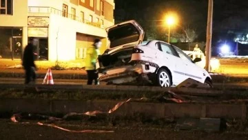 Siirt Baykan'da otomobilin çarptığı direk devrildi, 2 kişi yaralandı