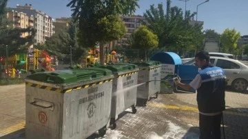 Siirt Belediyesi çöp konteynerleri dezenfekte ediyor