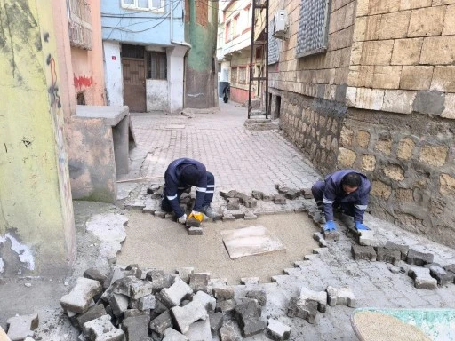 Siirt Belediyesi Fen İşleri Müdürlüğü Yol Tadilat Çalışmalarına Devam Ediyor