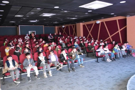 Siirt Belediyesi Kadın Yaşam Merkezi'nde Çocuklara Animasyon Gösterimi
