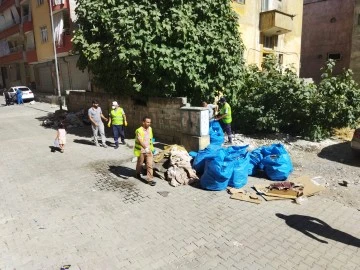 Siirt Belediyesi'nden Yeni Mahalle'de Çevre Temizliği: Vacit Üçok Caddesi Çöplerden Arındırıldı
