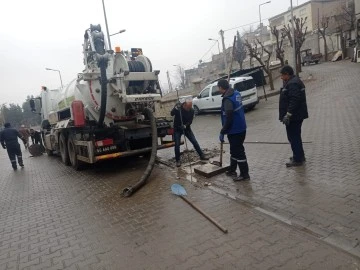 Siirt belediyesi SİSKİ ekiplerince rögarlar temizleniyor