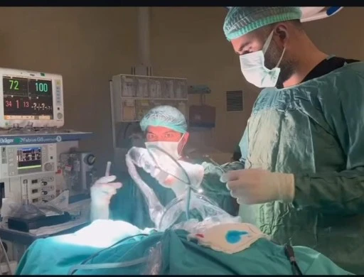 Siirt Eğitim ve Araştırma Hastanesi’nde Endoskopi Destekli Yüz Kemiği Ameliyatı Başarıyla Gerçekleştirildi