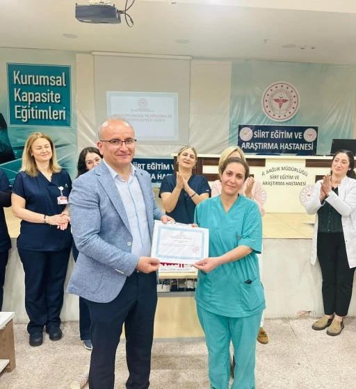 Siirt Eğitim ve Araştırma Hastanesi'nde Hemşireler G&uuml;n&uuml; Kutlandı 