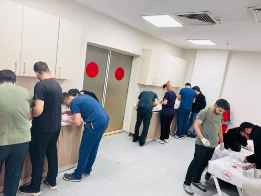 Siirt Eğitim ve Araştırma Hastanesi’nde İntörn Hekimlere Sütur Eğitimi Verildi