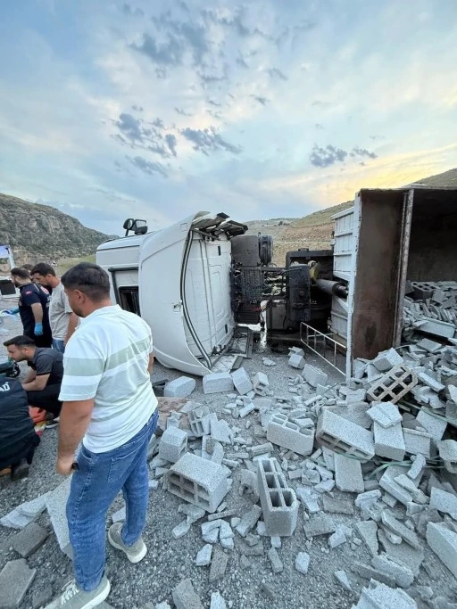 Siirt-Eruh Karayolunda Tır Devrildi: Sürücü Araçta Sıkıştı