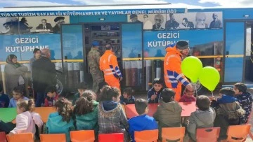 Siirt gezici kütüphane otobüsü çocuklar için deprem bölgesinde