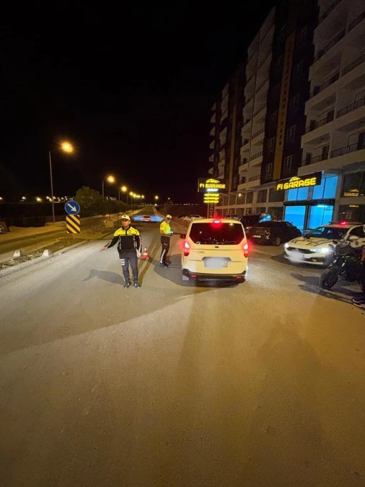 Siirt İl Emniyet M&uuml;d&uuml;rl&uuml;ğ&uuml; S&uuml;r&uuml;c&uuml;lere Y&ouml;nelik Alkol Denetimi Ger&ccedil;ekleştirdi