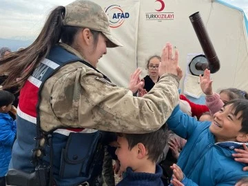 SİİRT İL JANDARMA KOMUTANLIĞI, DEPREM BÖLGESİNDE YARALARI SARMAYA DEVAM EDİYOR