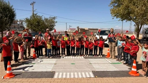 Siirt İl Jandarma Komutanlığı, &ldquo;G&uuml;&ccedil;l&uuml; Aile G&uuml;&ccedil;l&uuml; Gelecek&rdquo; Projesi Kapsamında &Ouml;ğrencilere Eğitim Verdi