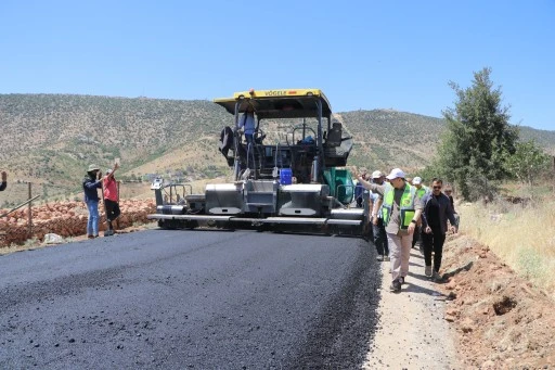 Siirt’in Eruh İlçesine Bağlı Erenkaya-Dağdöşü Grup Köy Yolu Sıcak Asfaltla Buluşuyor