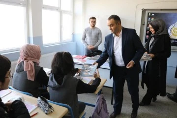 Siirt’in Kurtalan İlçesinde Fen Lisesi Öğrencilerine Kitap Desteği