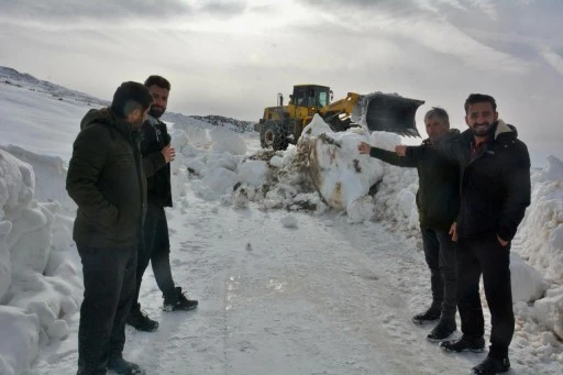 Siirt&rsquo;in Pervari İl&ccedil;esinde Tipi Nedeniyle Kapanan K&ouml;y Yolları Ulaşıma A&ccedil;ıldı