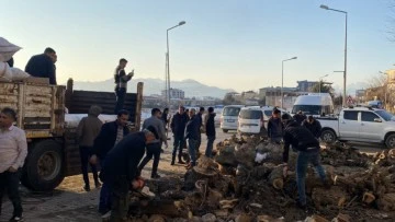  Siirt'in Şirvan ilçesinden deprem bölgesine yakacak odun gönderildi