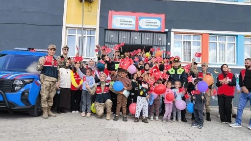 Siirt Jandarmasından &Ouml;ğrencilere Cumhuriyet Bayramı Coşkusu