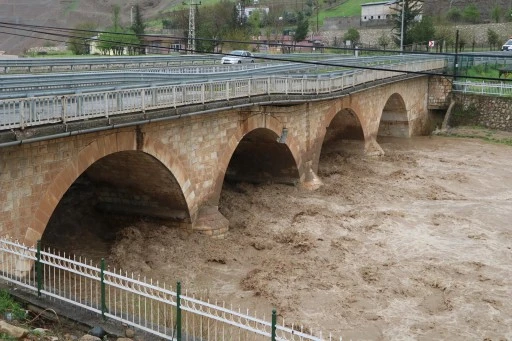 Siirt Kezer K&ouml;pr&uuml;s&uuml; &Ccedil;&ouml;kme Riski Nedeniyle Trafiğe Kapatıldı