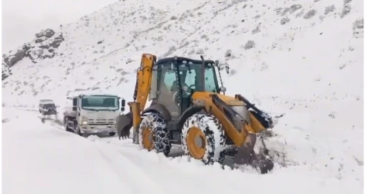 Siirt Pervari’de Mahsur Kalan Yolcu Minibüsü ve Akaryakıt Tankeri Kurtarıldı