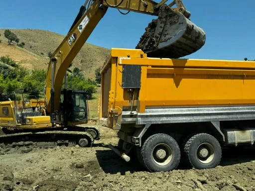 Siirt-Pervari yolunda &ccedil;alışmalar sıcağa rağmen s&uuml;r&uuml;yor