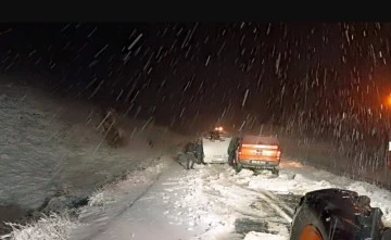 Siirt-Şırnak kara yolunda karda mahsur kalan 10 araç kurtarıldı