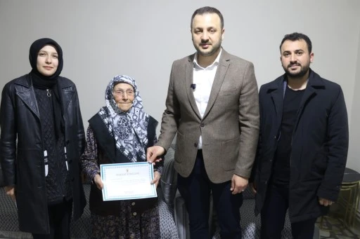 Siirt'te AK Parti'ye &uuml;ye 45 bin 600 kişiye Cumhurbaşkanı Erdoğan imzalı g&ouml;nderilen teşekk&uuml;r belgesi ulaştırılıyor