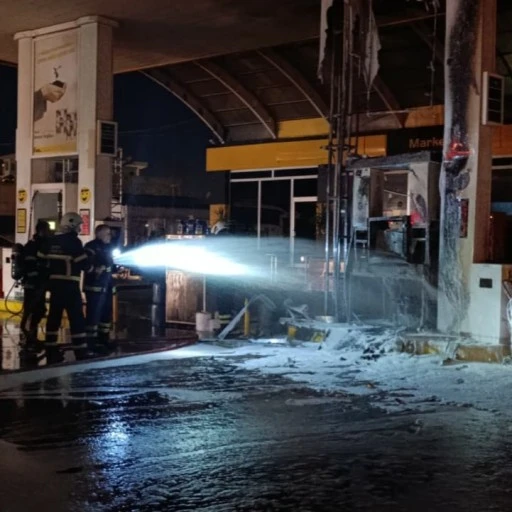 Siirt&rsquo;te Akaryakıt İstasyonunda Yangın Paniği