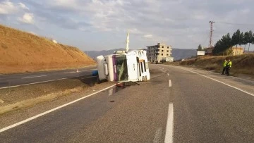 Siirt’te akaryakıt taşıyan tır devrildi: Sürücü ağır yaralı