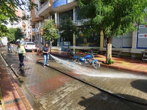 Siirt'te Cadde ve Sokaklar Tazyikli Su ile Yıkandı
