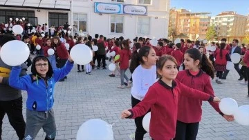 Siirt'te çocuklar, İsrail'in saldırılarında hayatını kaybeden yaşıtları için gökyüzüne balon bıraktı