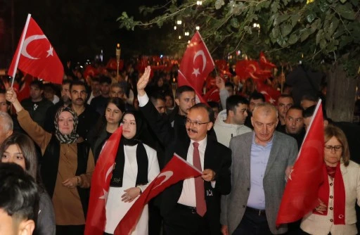 Siirt’te Cumhuriyet Bayramı’nın 101. yılı nedeniyle fener alayı yürüyüşü düzenlendi