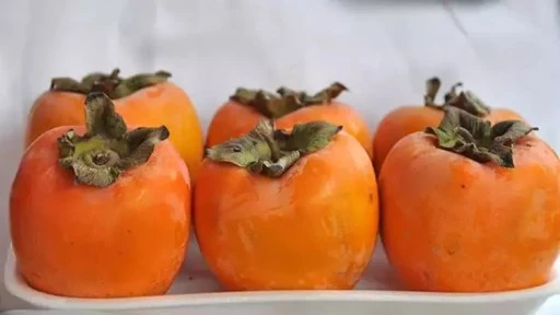 Siirt’te deneme amaçlı yetiştirilen cennet hurması tezgahlardaki yerini aldı