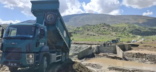 Siirt'te Dere Taştı, Ulaşım Hattı Zarar G&ouml;rd&uuml;: B&ouml;lgede M&uuml;dahale &Ccedil;alışmaları S&uuml;r&uuml;yor