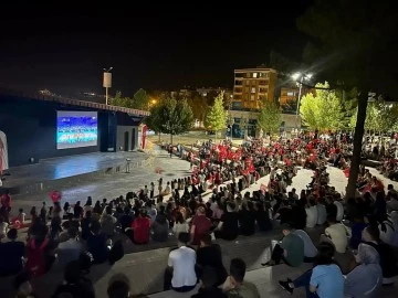 Siirt'te Dev Ekranda Şampiyonluk Maçı İzletildi