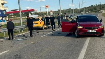 Siirt’te Direksiyon Hakimiyetini Kaybeden Aday Sürücü, Ticari Taksiye Çarptı: 1 Yaralı