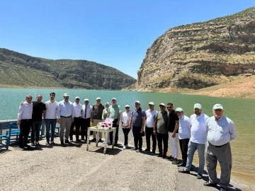 SİİRT’TE DÜNYA ÇEVRE GÜNÜ DOLAYISIYLA BOTAN ÇAYINA VEFAT EDEN DEPREMZEDELER İÇİN ÇELENK BIRAKILDI