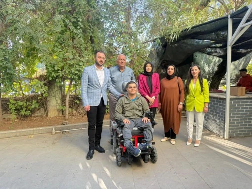 Siirt&rsquo;te Engelli Gence Merdiven &Ccedil;ıkabilen Tekerlekli Sandalye Desteği