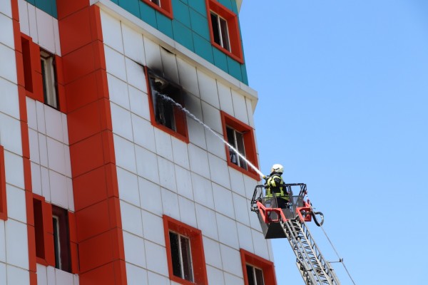 Siirt'te eski hastane binasında korkutan yangın