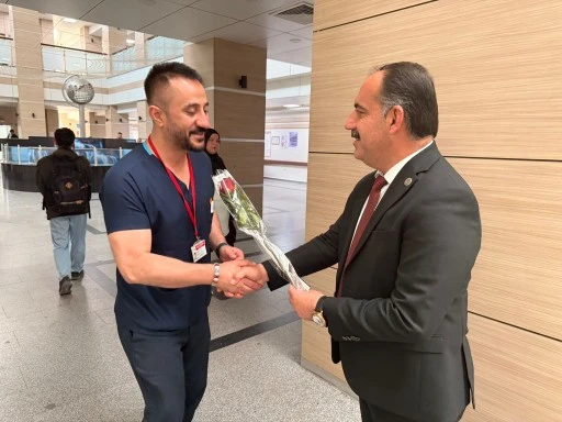 Siirt'te Hemşireler G&uuml;n&uuml;&rsquo;nde Anlamlı Kutlama: Sağlık &Ccedil;alışanlarına G&uuml;l Takdim Edildi