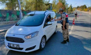 Siirt'te jandarma ekipleri, vatandaşlara maske dağıttı