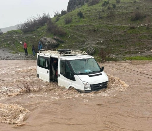 Siirt&rsquo;te Kalp Krizi Ge&ccedil;iren Vatandaş, Sel Nedeniyle Mahsur Kalan Ara&ccedil;ta Hayatını Kaybetti