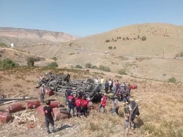 Siirt'te kamyon şarampole yuvarlandı: 1 kişi öldü, 1 kişi yaralandı