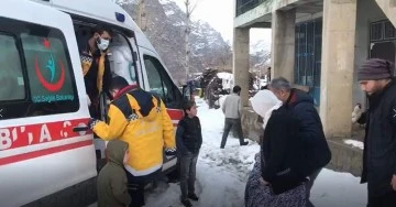 Siirt'te kar yolları kapattı, 3.5 saatlik çalışma sonrası hastalara ulaşıldı