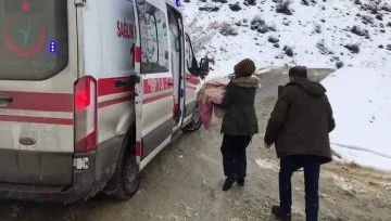 Siirt’te kar yolları kapattı, ekipler 8 aylık bebek için seferber oldu