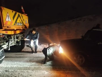 Siirt'te karda mahsur kalan 3 araç kurtarıldı