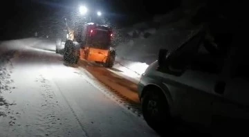 Siirt'te karda mahsur kalan 3 araç kurtarıldı