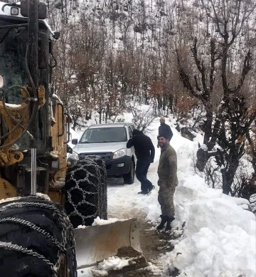 Siirt’te karda mahsur kalan araç ve köy korucuları kurtarıldı