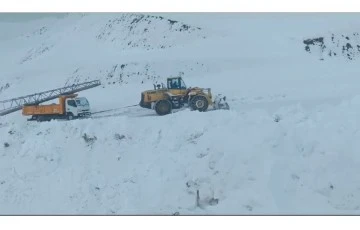 Siirt’te karda mahsur kalan DEDAŞ ekipleri kurtarıldı