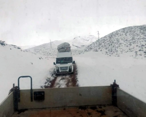 Siirt'te Karda Mahsur Kalan Yolcu Minibüsü Kurtarıldı